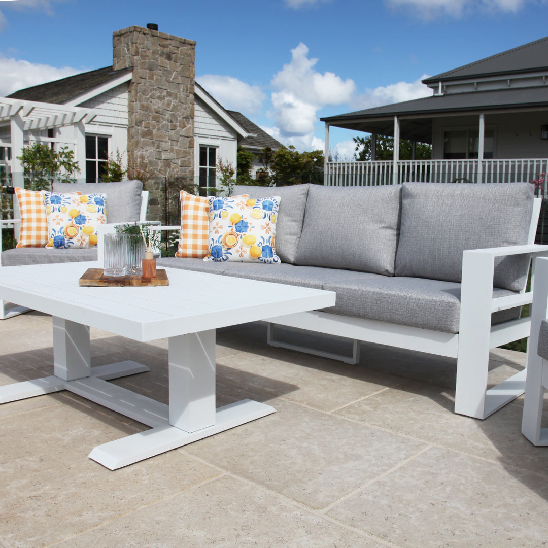 Quaynor 311 Lounge Setting with Holste Adjustable Table - White